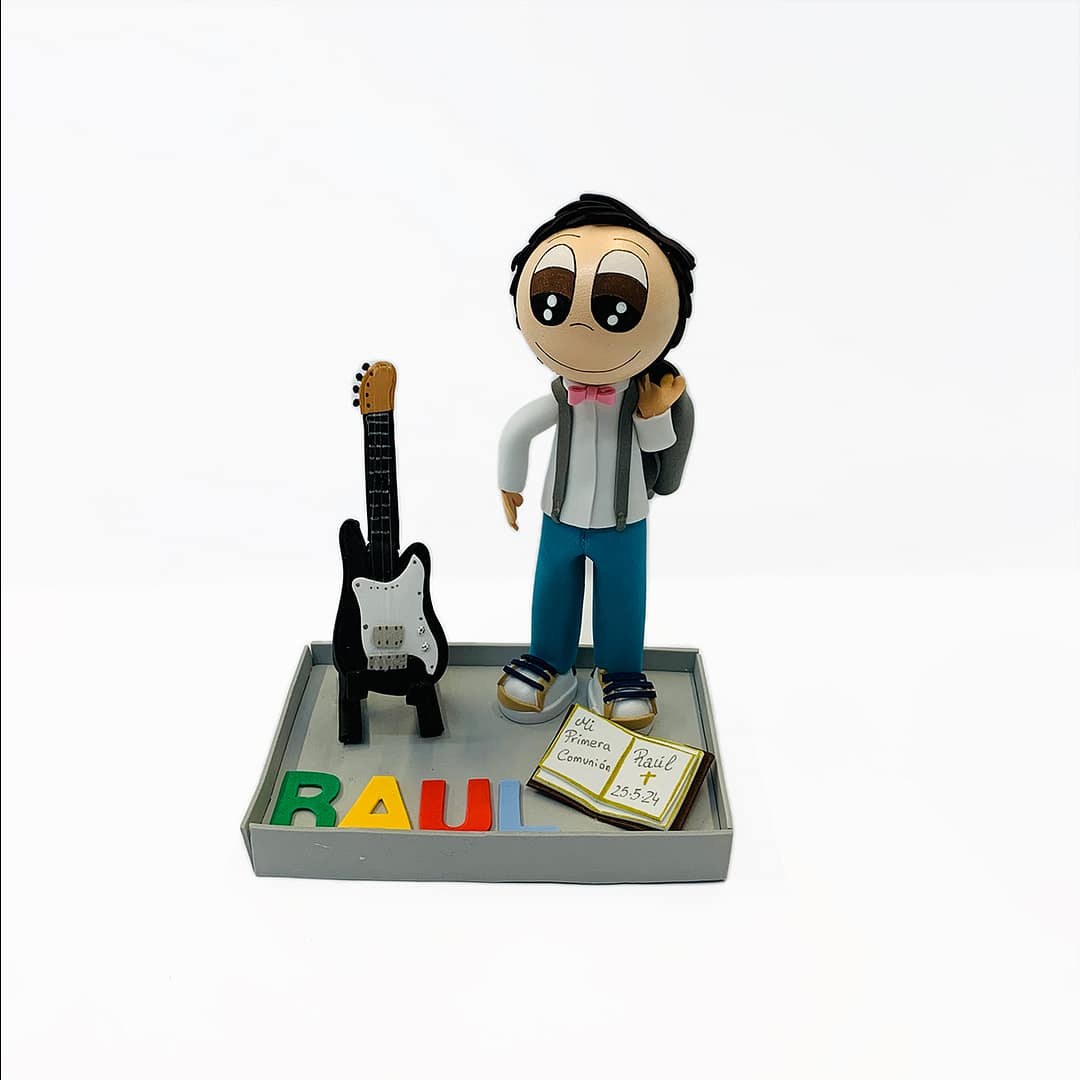 Fofucha nen Primera Comunió amb guitarra